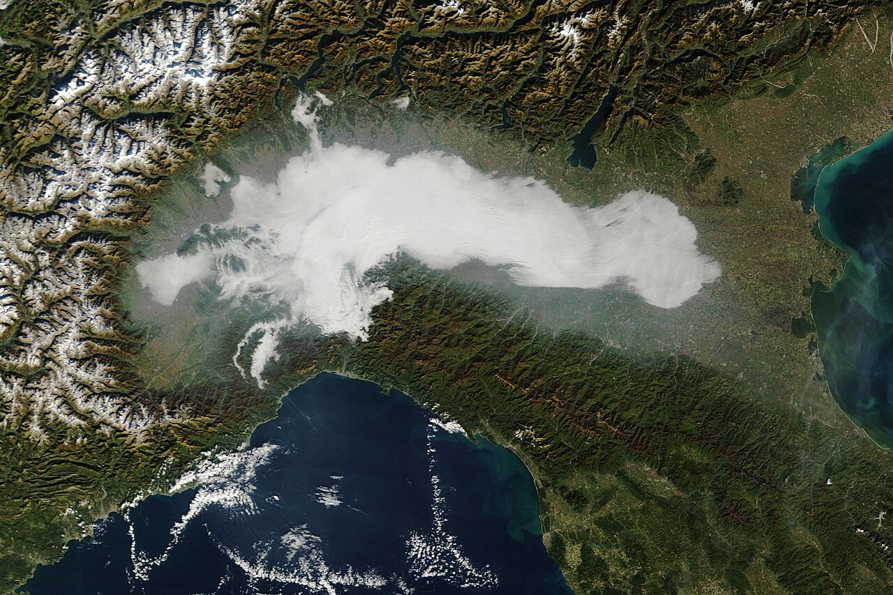 Nebbia accumulata in una valle pianeggiante (Pianura Padana) — segno tipico del ristagno di aria fredda