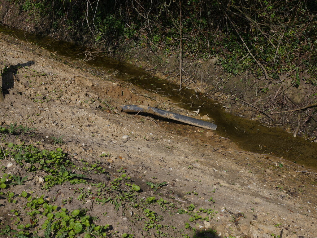 Sfiato di un tubo di drenaggio agricolo che allontana l'acqua in eccesso dai terreni agricoli