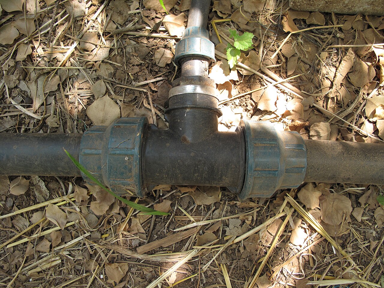 Giunto per tubazione di irrigazione a terra