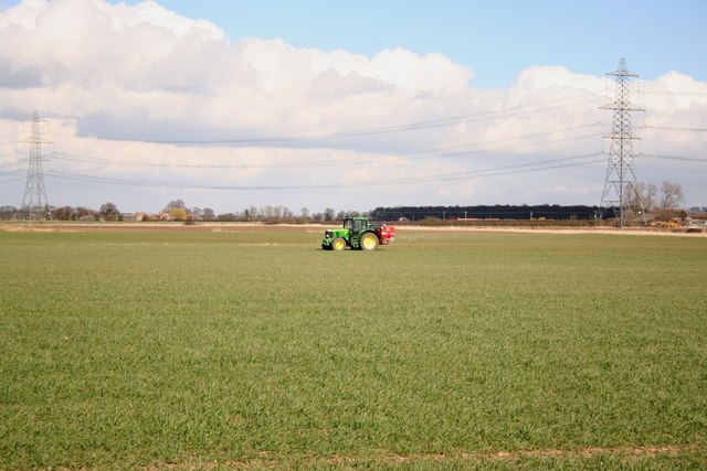 Spanditore di fertilizzante minerale in azione