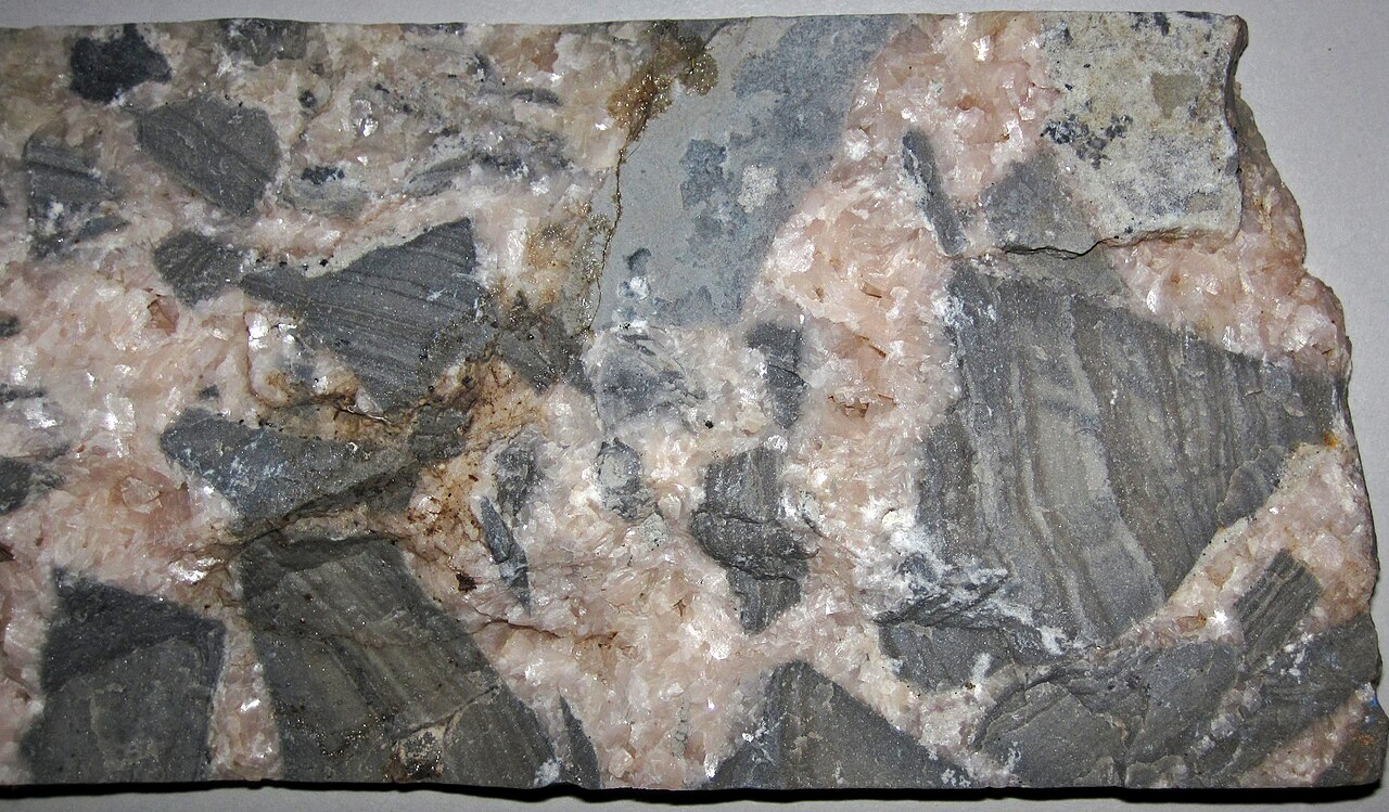 Dolomite (carbonato di calcio-magnesio) — materia prima per la dolomite calcarea che contemporaneamente innalza il pH del suolo e apporta magnesio