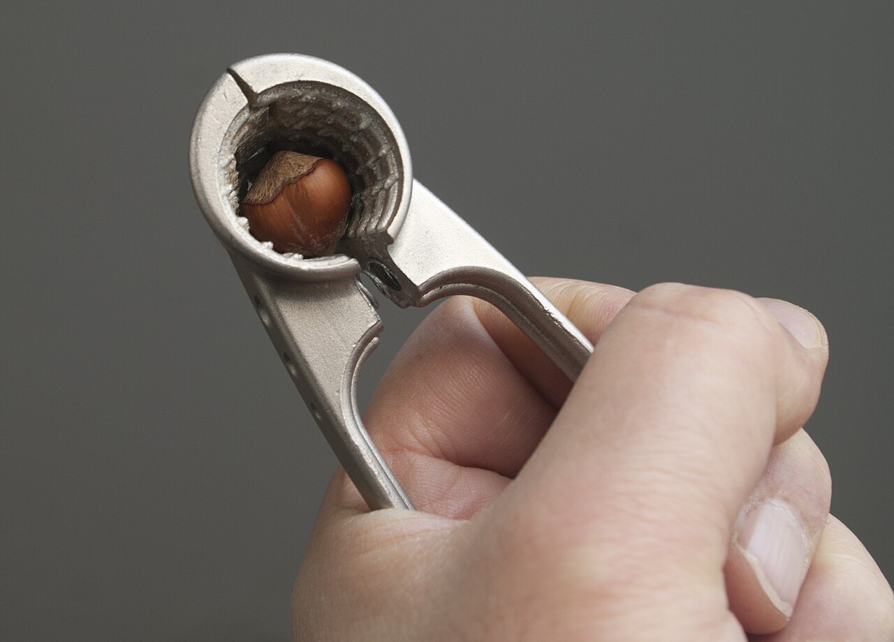 Sgusciatore manuale (frantumatore) per nocciolo