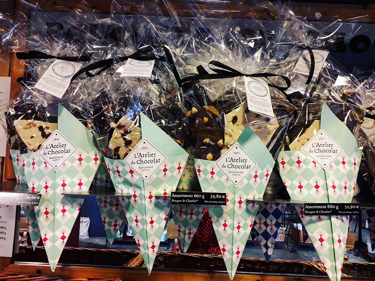Scatole regalo assortite di cioccolato e nocciole