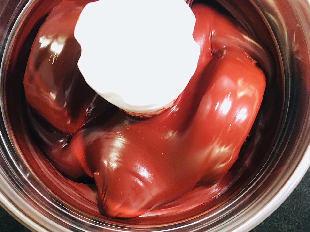Raffinazione della massa di cioccolato fino a texture liscia