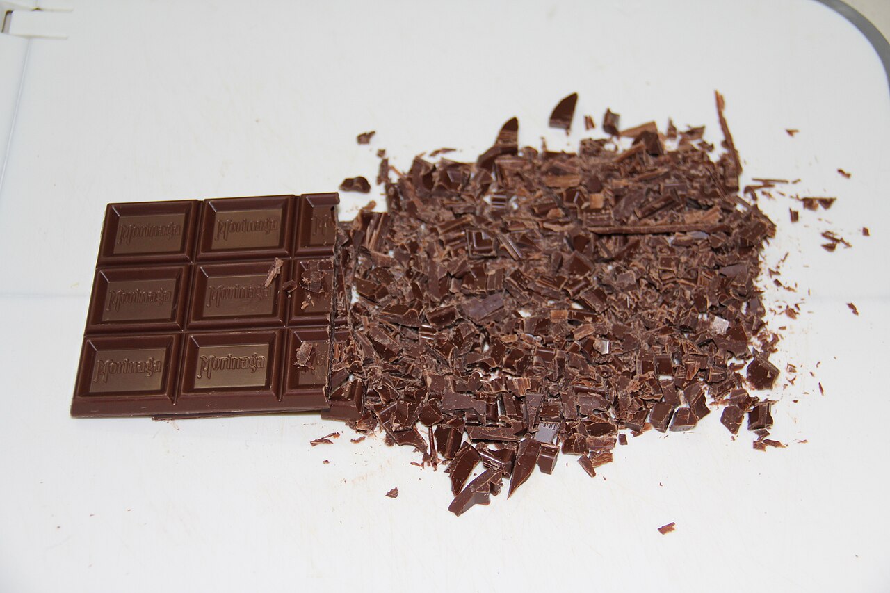 Temperaggio del cioccolato su una lastra di lavoro fredda