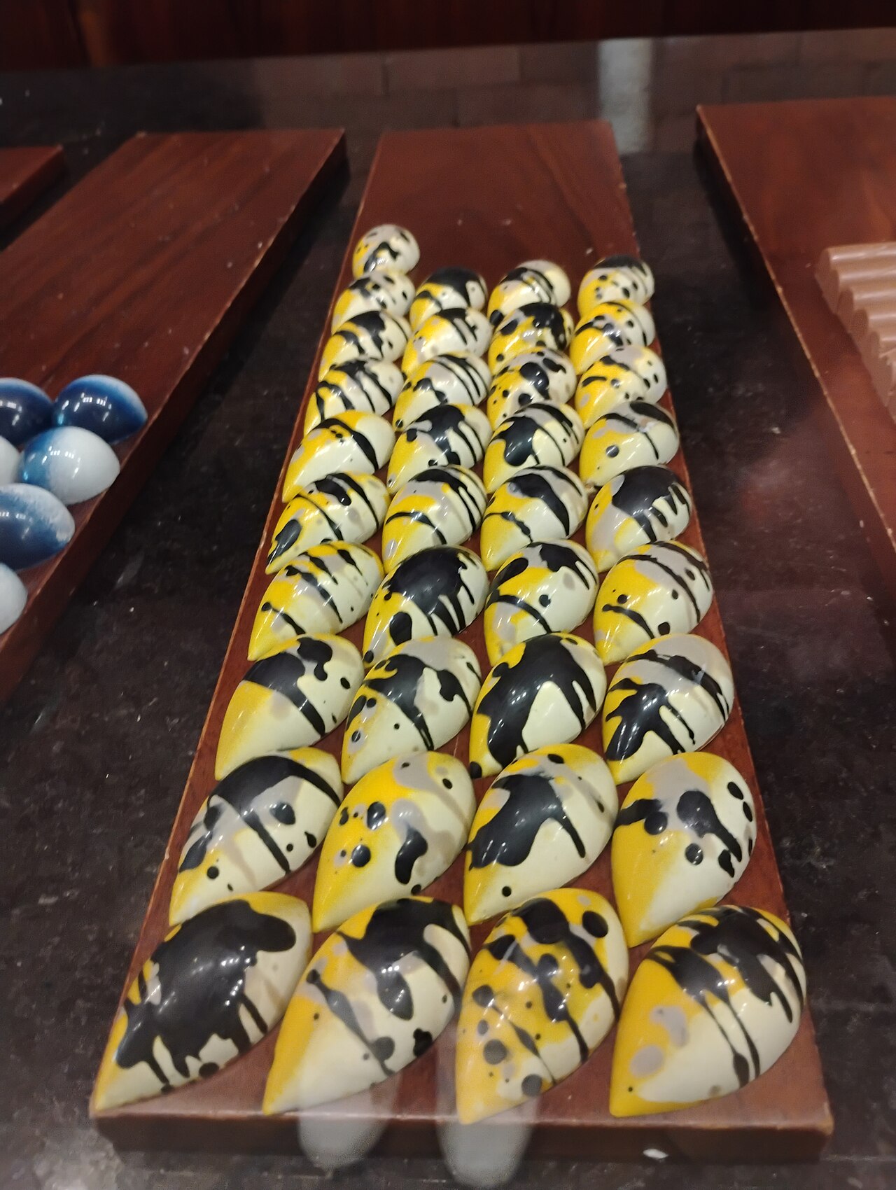 praline decorate con cioccolato e nocciole