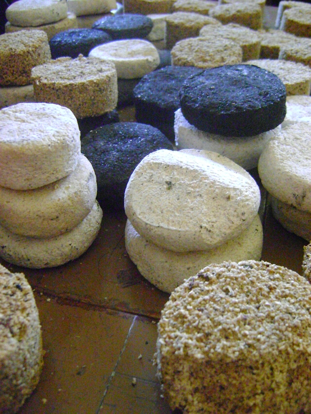 Briquette di biomassa (segatura) — esempio di combustibile densificato a maggiore densità