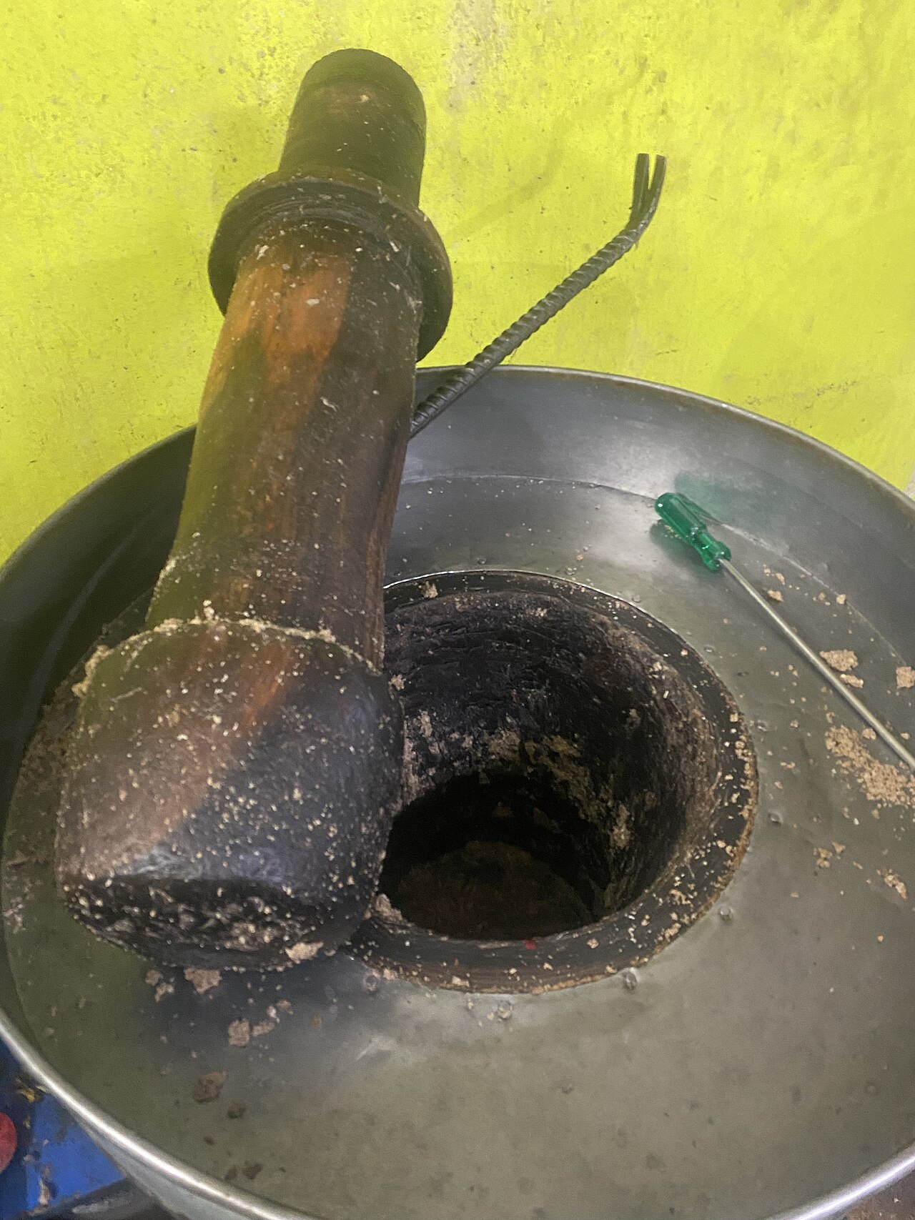 Antico frantoio per la spremitura a freddo dell'olio (mulino rotativo di tipo "chekku")