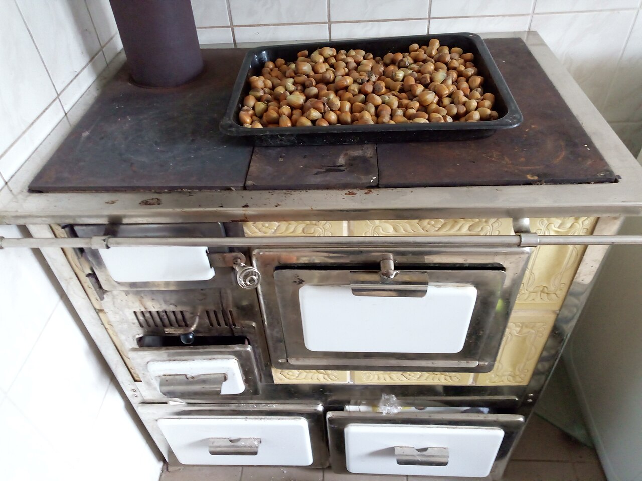 tostatura delle nocciole sul fornello