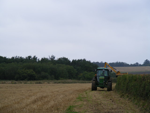 trattore in campo con macchinari