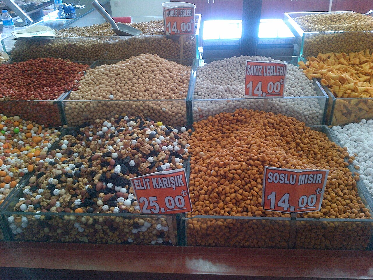 nocciole in vassoi di mercato