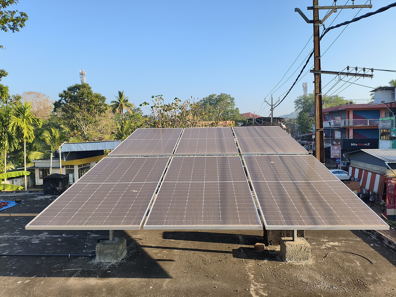 Sistema fotovoltaico su tetto su un edificio agricolo