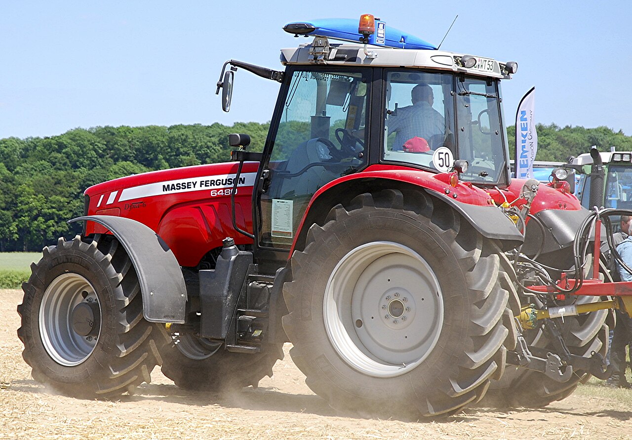 Agricoltore durante la irrorazione di prodotti fitosanitari